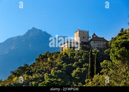 Thurnstein ist eine mittelalterliche Burg, die an den Hängen des Monte Muta thront Heute wird es als Tiroler Hotel und Restaurant genutzt. Tirol, Südtirol, Italien. Stockfoto