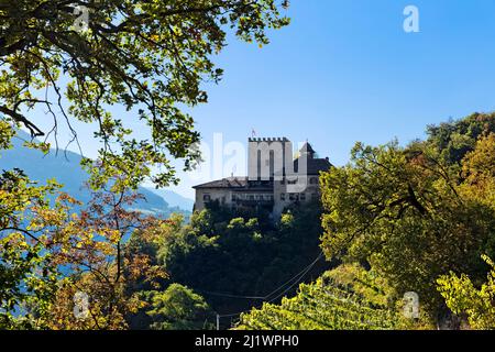 Thurnstein ist eine mittelalterliche Burg, die an den Hängen des Monte Muta thront Heute wird es als Tiroler Hotel und Restaurant genutzt. Tirol, Südtirol, Italien. Stockfoto