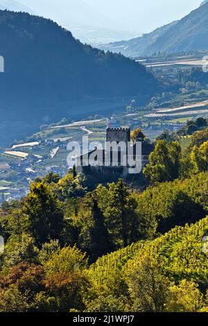 Schloss Thurnstein. Im Hintergrund die Algundo-Ebene und der Eingang zum Vinschgau. Südtirol, Italien. Stockfoto