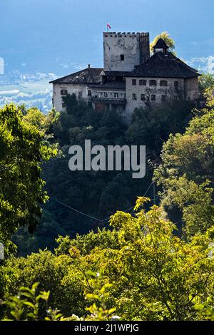 Thurnstein ist eine mittelalterliche Burg, die an den Hängen des Monte Muta thront Heute wird es als Tiroler Hotel und Restaurant genutzt. Tirol, Südtirol, Italien. Stockfoto