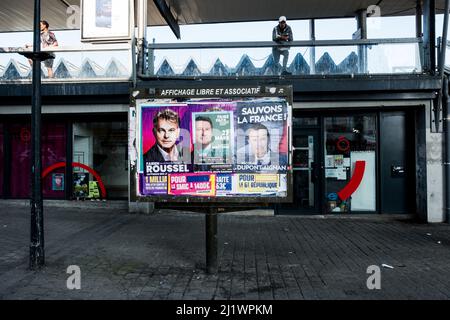 Argenteuil, Frankreich, 26. März 2022. Wenige Wochen vor dem ersten Tag der französischen Präsidentschaftswahlen werden die Plakate auf den kostenlosen Plakaten am 26. März 2022 in Argenteuil, Frankreich, überlagert. Foto von Pierrick Villette/ABACAPRESS.COM Stockfoto