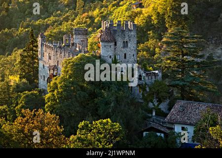 Schloss Fontana/Brunnenburg hat mittelalterliche Ursprünge, wurde aber im 20. Jahrhundert im neugotischen Stil umgebaut. Tirol/Tirol, Südtirol, Italien. Stockfoto