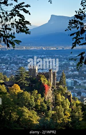 Die mittelalterliche Burg Brunnenburg/Fontana dominiert die Stadt Meran im Tiroler Burgraviato. Tirol/Tirol, Provinz Bozen, Südtirol, Italien. Stockfoto