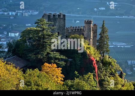 Die mittelalterliche Burg Brunnenburg/Fontana dominiert die Stadt Meran im Tiroler Burgraviato. Tirol/Tirol, Provinz Bozen, Südtirol, Italien. Stockfoto