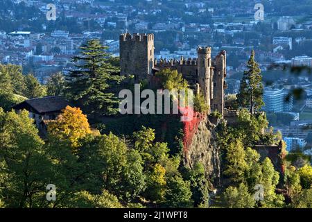 Die mittelalterliche Burg Brunnenburg/Fontana dominiert die Stadt Meran im Tiroler Burgraviato. Tirol/Tirol, Provinz Bozen, Südtirol, Italien. Stockfoto