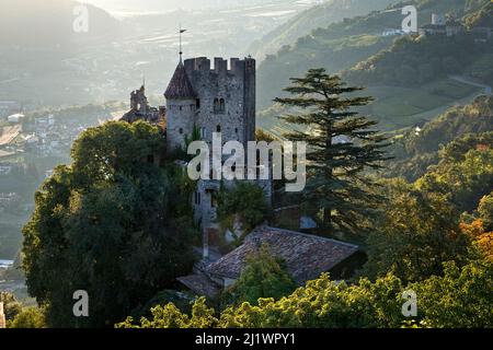 Castel Fontana/Brunnenburg. Im Hintergrund Algund und der Eingang zum Vinschgau. Tirol/Tirol, Provinz Bozen, Südtirol, Italien. Stockfoto