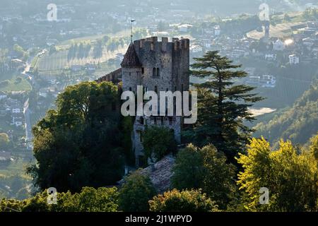 Schloss Fontana/Brunnenburg hat mittelalterliche Ursprünge, wurde aber im 20. Jahrhundert im neugotischen Stil umgebaut. Tirol/Tirol, Südtirol, Italien. Stockfoto