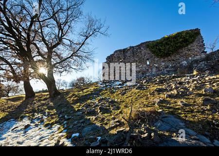 Überreste mittelalterlicher Mauern im archäologischen Bereich des Castelfeder-Hügels. Montagna, Südtirol, Italien. Stockfoto