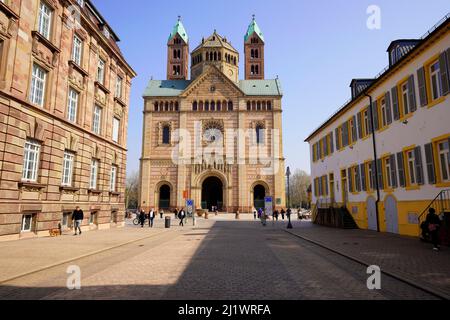 Berühmter Speyer Dom, Blick von der Maximilianstraße in Rheinland-Pfalz, Deutschland. Stockfoto