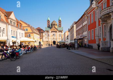 Berühmter Speyer Dom, Blick von der Maximilianstraße in Rheinland-Pfalz, Deutschland. Stockfoto