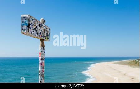 Nazaré, Portugal - 29. Juni 2021: Wahrzeichen-Signal vollständig mit mehreren Marken und Logos Aufkleber in Praia do Norte, berühmt für seine Surfen condit bedeckt Stockfoto