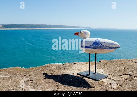 Nazaré, Portugal - 29. Juni 2021: Keramikmöwe, die zur Installation auf der Festung von San Miguel gehört, die vom portugiesischen Künstler Mario Reis geschaffen wurde Stockfoto