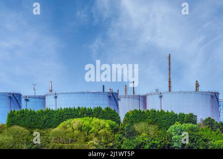 Blau gefärbter Gastank in Tanks von Industrieanlagen Stockfoto