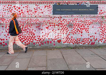 LONDON, GROSSBRITANNIEN. 28 März, 2022 . An der nationalen Gedenkmauer wurden Herzen gemalt, um an die Opfer der Coronavirus-Pandemie zu erinnern. Die Zahl der Fälle ist nach Angaben des britischen Statistikamts durch das Omicron BA gestiegen.2 Variante ein rekombinantes Virus, das Elemente der Delta- und Omicron-Varianten enthält, da die Zahl der COVID-19-Infektionen in den sieben Fällen auf 4,26 Millionen stieg Tage bis zum 19. März - Anstieg um 29,7% gegenüber der Vorwoche. Kredit: amer ghazzal/Alamy Live Nachrichten Stockfoto