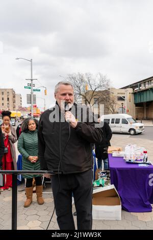 Bronx, USA. 27. März 2022. Der Präsident von Teamsters Local 202, Daniel J. Kane, trat der Vertreterin Alexandria Ocasio-Cortez bei einer Wahlkampfveranstaltung in der Bronx, New York, am 27. März 2022 bei. Ocasio-Cortez muss bis April 7. mindestens 1.250 Unterschriften von den Wählern sammeln, um Ocasio-Cortez für 2022 zur Wahl zu stellen. (Foto von Steve Sanchez/Sipa USA) Quelle: SIPA USA/Alamy Live News Stockfoto