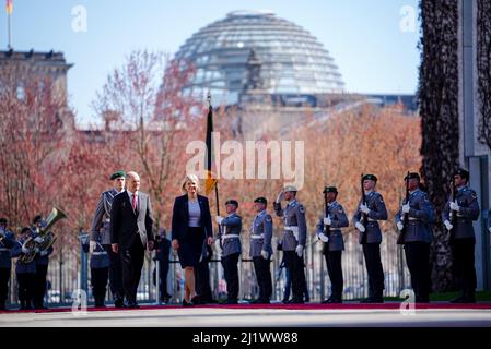 Berlin, Deutschland. 28. März 2022. Bundeskanzler Olaf Scholz (SPD) empfängt vor dem Bundeskanzleramt die schwedische Ministerpräsidentin Magdalena Andersson mit militärischen Ehren. Quelle: Kay Nietfeld/dpa/Alamy Live News Stockfoto