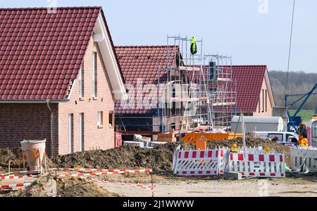 28. März 2022, Niedersachsen, Hannover: Am Stadtrand werden Einfamilienhäuser gebaut. Ob in der Stadt oder auf dem Land, das Eigenheim in Deutschland wird tendenziell immer teurer. Nach Berechnungen des Statistischen Bundesamtes werden die Käufer im Jahr 2021 durchschnittlich rund elf Prozent mehr für Wohnungen und Häuser zahlen müssen als im Vorjahr. Foto: Julian Stratenschulte/dpa Stockfoto