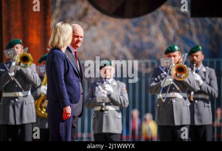 Berlin, Deutschland. 28. März 2022. Bundeskanzler Olaf Scholz (SPD) empfängt vor dem Bundeskanzleramt die schwedische Ministerpräsidentin Magdalena Andersson mit militärischen Ehren. Quelle: Kay Nietfeld/dpa/Alamy Live News Stockfoto