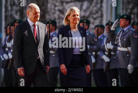 Berlin, Deutschland. 28. März 2022. Bundeskanzler Olaf Scholz (SPD) empfängt vor dem Bundeskanzleramt die schwedische Ministerpräsidentin Magdalena Andersson mit militärischen Ehren. Quelle: Kay Nietfeld/dpa/Alamy Live News Stockfoto