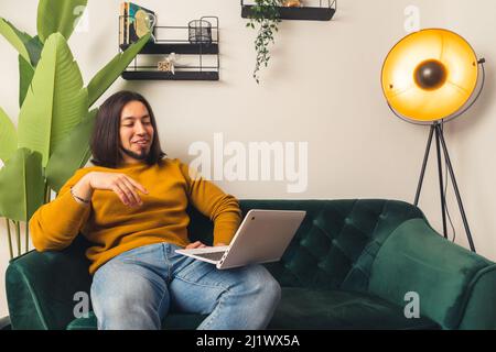 Der junge Kaukasier bärtete einen freiberuflichen Unternehmer in seiner modernen Wohnung, während er ein Online-Videogespräch mit jemandem hatte. Hochwertige Fotos Stockfoto