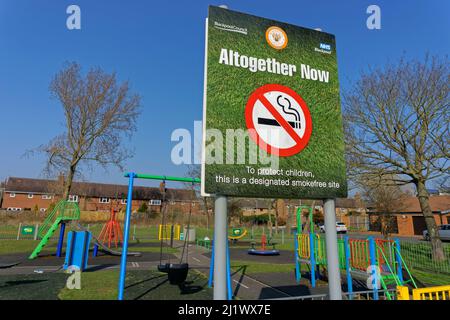 Rauchverbotsschilder neben und in Bezug auf Kindereinrichtungen in Blackpool, Lancashire in England. Stockfoto