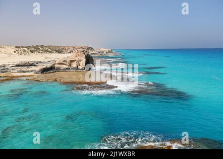 Marsa Matrouh. 27. März 2022. Das am 27. März 2022 aufgenommene Foto zeigt die Landschaft des Kleopatra-Strandes an der Nordküstenstadt Marsa Matrouh, Ägypten. Marsa Matrouh, eine Urlaubsstadt an der Küste des Mittelmeers, ist bekannt für seine weichen weißen Sandstrände und das transparente saphirfarbene Meerwasser. Quelle: Sui Xiankai/Xinhua/Alamy Live News Stockfoto