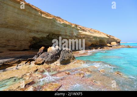 Marsa Matrouh, Ägypten. 27. März 2022. Touristen besuchen den Ageeba-Strand an der Nordküstenstadt Marsa Matrouh, Ägypten, 27. März 2022. Marsa Matrouh, eine Urlaubsstadt an der Küste des Mittelmeers, ist bekannt für seine weichen weißen Sandstrände und das transparente saphirfarbene Meerwasser. Quelle: Sui Xiankai/Xinhua/Alamy Live News Stockfoto