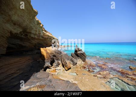 Marsa Matrouh, Ägypten. 27. März 2022. Touristen besuchen den Ageeba-Strand an der Nordküstenstadt Marsa Matrouh, Ägypten, 27. März 2022. Marsa Matrouh, eine Urlaubsstadt an der Küste des Mittelmeers, ist bekannt für seine weichen weißen Sandstrände und das transparente saphirfarbene Meerwasser. Quelle: Sui Xiankai/Xinhua/Alamy Live News Stockfoto