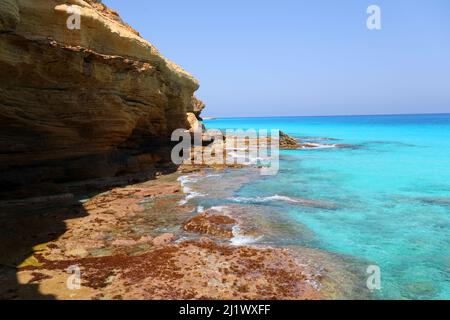 Marsa Matrouh. 27. März 2022. Das am 27. März 2022 aufgenommene Foto zeigt die Landschaft des Ageeba Beach an der Nordküstenstadt Marsa Matrouh, Ägypten. Marsa Matrouh, eine Urlaubsstadt an der Küste des Mittelmeers, ist bekannt für seine weichen weißen Sandstrände und das transparente saphirfarbene Meerwasser. Quelle: Sui Xiankai/Xinhua/Alamy Live News Stockfoto