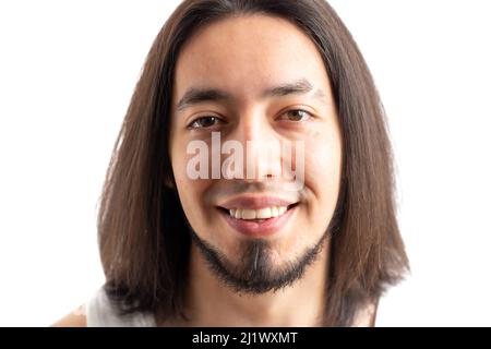 Studioporträt eines bärtigen langhaarigen kaukasischen Mannes, der die Kamera anschaut und sein toothy Lächeln zeigt. Isoliert auf weißem Hintergrund. Hochwertige Fotos Stockfoto