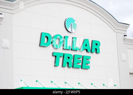 Dollar Tree Stores, Inc. - Dollar Tree Retail Exterior mit ihrem Markenlogo - 27. März 2022. Norwich, CT, USA Stockfoto