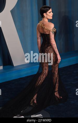 Los Angeles, USA. 28. März 2022. 27.. März 2022, Los Angeles, USA. Halsey nimmt an der Vanity Fair Oscar Party 2022, Wallis Annenberg Center for the Performing Arts, Los Angeles, Teil. Quelle: Doug Peters/Alamy Live News Stockfoto