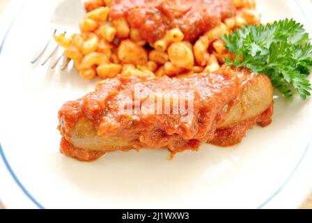 Nahaufnahme einer scharf würzigen Wurst mit Pasta im Hintergrund Stockfoto