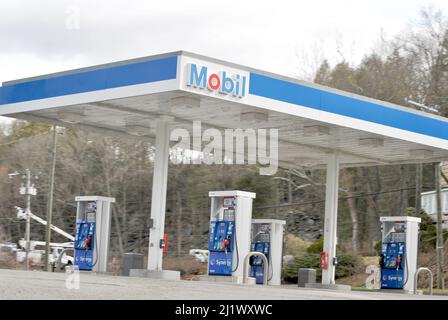 Mobile Gas Station- Mobil Corporation war ein amerikanisches Ölunternehmen, das 1999 mit Exxon fusionierte und ExxonMobil entstand. 27. März 2022 – Norwich, CT, Unite Stockfoto