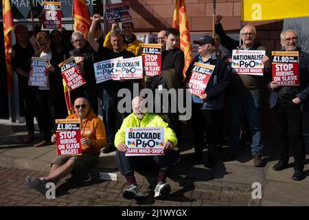 Glasgow, Schottland, 28. März 2022. Protest schottischer Gewerkschaften und politischer Parteien gegen die Plünderung von 800 Beschäftigten auf P&O-Fähren vor Clyde Marine Recruitment - dem Unternehmen, das für die Rekrutierung der Ersatzarbeiter zuständig ist, in Glasgow, Schottland, 28. März 2022. Foto: Jeremy Sutton-Hibbert/Alamy Live News Stockfoto