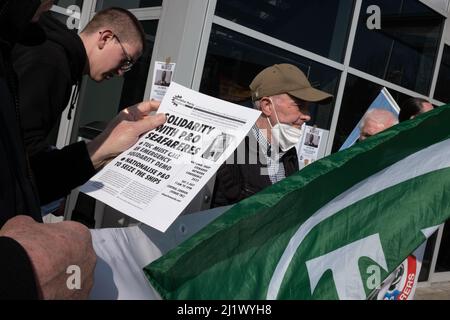 Glasgow, Schottland, 28. März 2022. Protest schottischer Gewerkschaften und politischer Parteien gegen die Plünderung von 800 Beschäftigten auf P&O-Fähren vor Clyde Marine Recruitment - dem Unternehmen, das für die Rekrutierung der Ersatzarbeiter zuständig ist, in Glasgow, Schottland, 28. März 2022. Foto: Jeremy Sutton-Hibbert/Alamy Live News Stockfoto