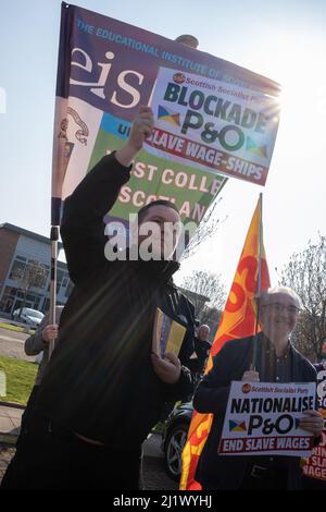 Glasgow, Schottland, 28. März 2022. Protest schottischer Gewerkschaften und politischer Parteien gegen die Plünderung von 800 Beschäftigten auf P&O-Fähren vor Clyde Marine Recruitment - dem Unternehmen, das für die Rekrutierung der Ersatzarbeiter zuständig ist, in Glasgow, Schottland, 28. März 2022. Foto: Jeremy Sutton-Hibbert/Alamy Live News Stockfoto