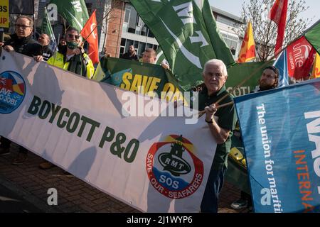 Glasgow, Schottland, 28. März 2022. Protest schottischer Gewerkschaften und politischer Parteien gegen die Plünderung von 800 Beschäftigten auf P&O-Fähren vor Clyde Marine Recruitment - dem Unternehmen, das für die Rekrutierung der Ersatzarbeiter zuständig ist, in Glasgow, Schottland, 28. März 2022. Foto: Jeremy Sutton-Hibbert/Alamy Live News Stockfoto