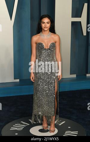 Beverly Hills, USA. 27. März 2022. Camila Mendes nimmt an der Vanity Fair Oscar Party 2022 im Wallis Annenberg Center for the Performing Arts am 27. März 2022 in Beverly Hills, Kalifornien, Teil. Foto: Casey Flanigan/imageSPACE/Sipa USA Kredit: SIPA USA/Alamy Live News Stockfoto