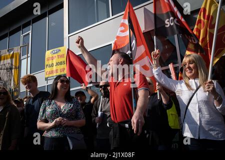 Glasgow, Schottland, 28. März 2022. Protest schottischer Gewerkschaften und politischer Parteien gegen die Plünderung von 800 Arbeitern auf P&O-Fähren, außerhalb von Clyde Marine Recruitment - dem Unternehmen, das für die Rekrutierung der Ersatzarbeiter zuständig ist, in Glasgow, Schottland, 28March 2022. Foto: Jeremy Sutton-Hibbert/Alamy Live News Stockfoto