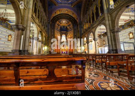 Innenraum der katholischen Kirche der Muttergottes vom Berg Karmel (Mare de Deu del Carme) im Zentrum von Barcelona, Spanien Stockfoto