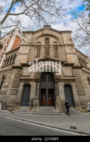 Blick auf die katholische Kirche unserer Lieben Frau vom Berg Karmel (Mare de Deu del Carme) im Zentrum von Barcelona, Spanien Stockfoto