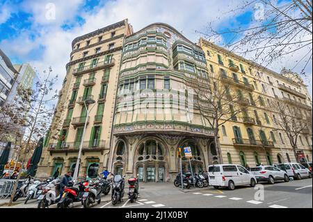 Barcelona, Spanien. Das Haus Comalat (Casa Comalat) ist ein modernistisches Gebäude in Barcelona, das 1911 von Salvador Valeri erbaut wurde Stockfoto