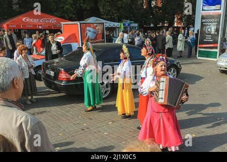 Ukrainische Frauen in Nationaltracht, mit Kränzen auf dem Kopf und Akkordeon, die Volkslieder im Zentrum von Kiew singen. Ukraine Kiew 7. Oktober 2012 Stockfoto