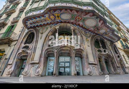 Barcelona, Spanien. Das Haus Comalat (Casa Comalat) ist ein modernistisches Gebäude in Barcelona, das 1911 von Salvador Valeri erbaut wurde Stockfoto