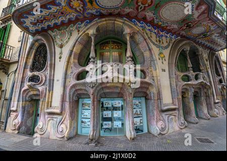 Barcelona, Spanien. Das Haus Comalat (Casa Comalat) ist ein modernistisches Gebäude in Barcelona, das 1911 von Salvador Valeri erbaut wurde Stockfoto