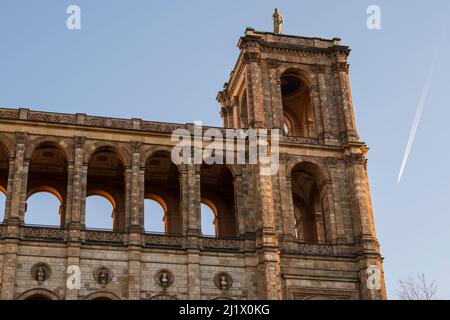München, Deutschland - Dezember 20 2021: Das Maximilianeum, ein palastartiges Gebäude in München, wurde als Heimat einer begabten Studentenstiftung gebaut, aber seitdem Stockfoto