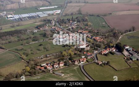 Luftaufnahme des Dorfes Warthill in Ryedale, in der Nähe von York. Dalby's Nurseries sind im Hintergrund. Stockfoto