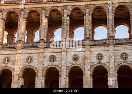 München, Deutschland - Dezember 20 2021: Das Maximilianeum, ein palastartiges Gebäude in München, wurde als Heimat einer begabten Studentenstiftung gebaut, aber seitdem Stockfoto