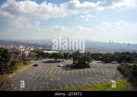 Der Camlica-Hügel ist der beste Aussichtspunkt Istanbuls, denn von hier aus sieht man fast die gesamte Bosporus-Meerenge und die ganze Stadt. Stockfoto